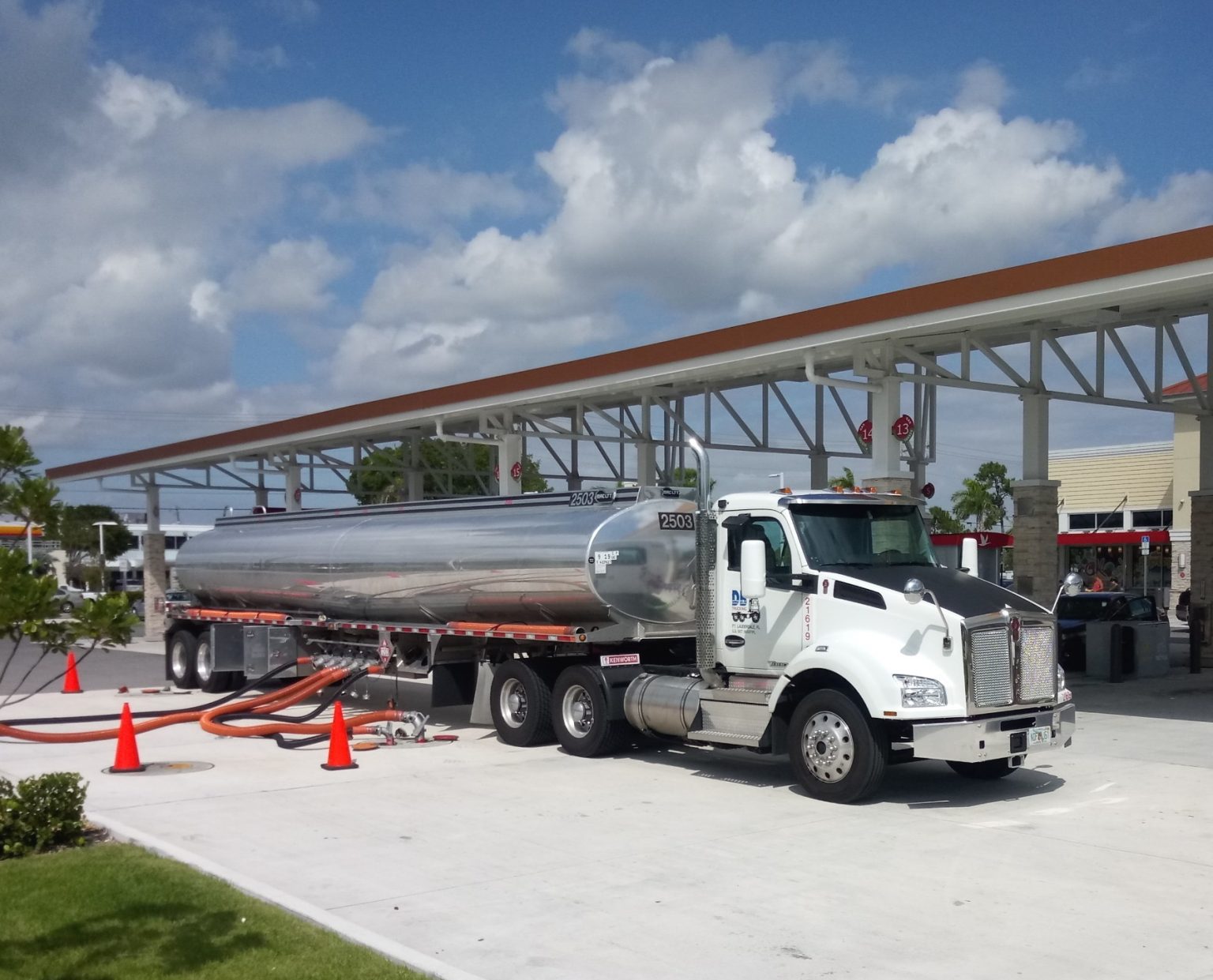 Florida Fuel Hauler Utilizes Fleet of Kenworth T880s for OnTime