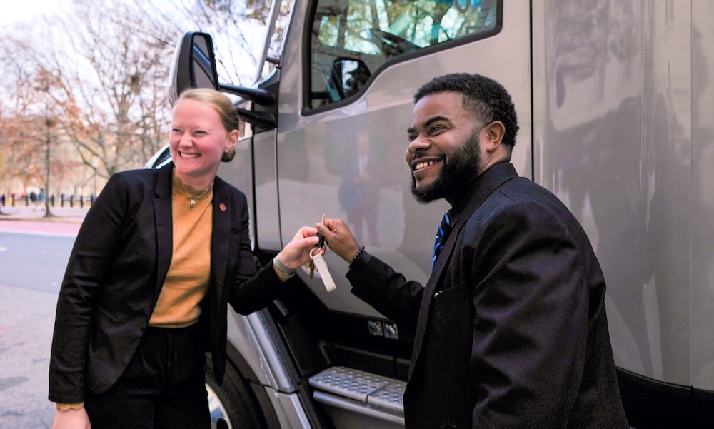 Charles Jones, Jr. receives the keys to the T680 from Sarah Abernethy, Kenworth's director of marketing communications