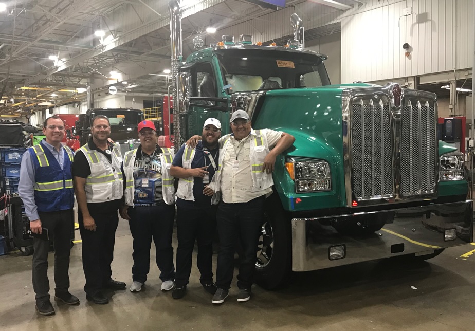 Oscar and customers with the first W990 sold in Puerto Rico